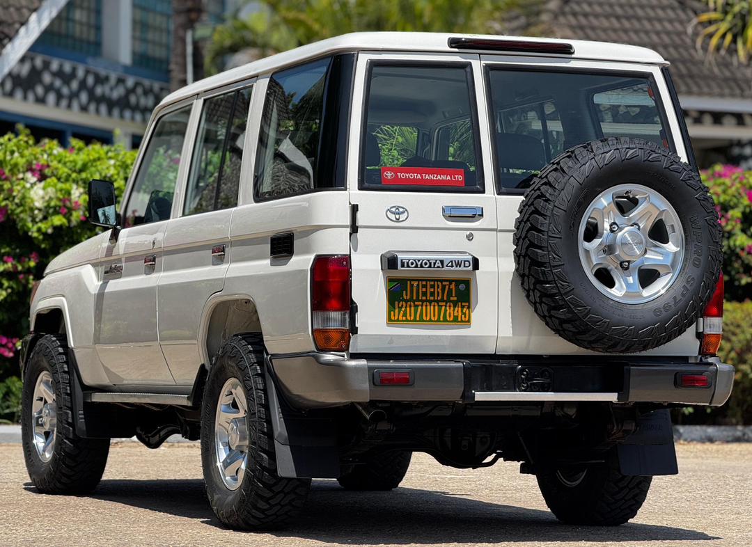 LAND CRUISER thumbnail 3